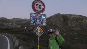 Daniel au sommet du Grimsel by night