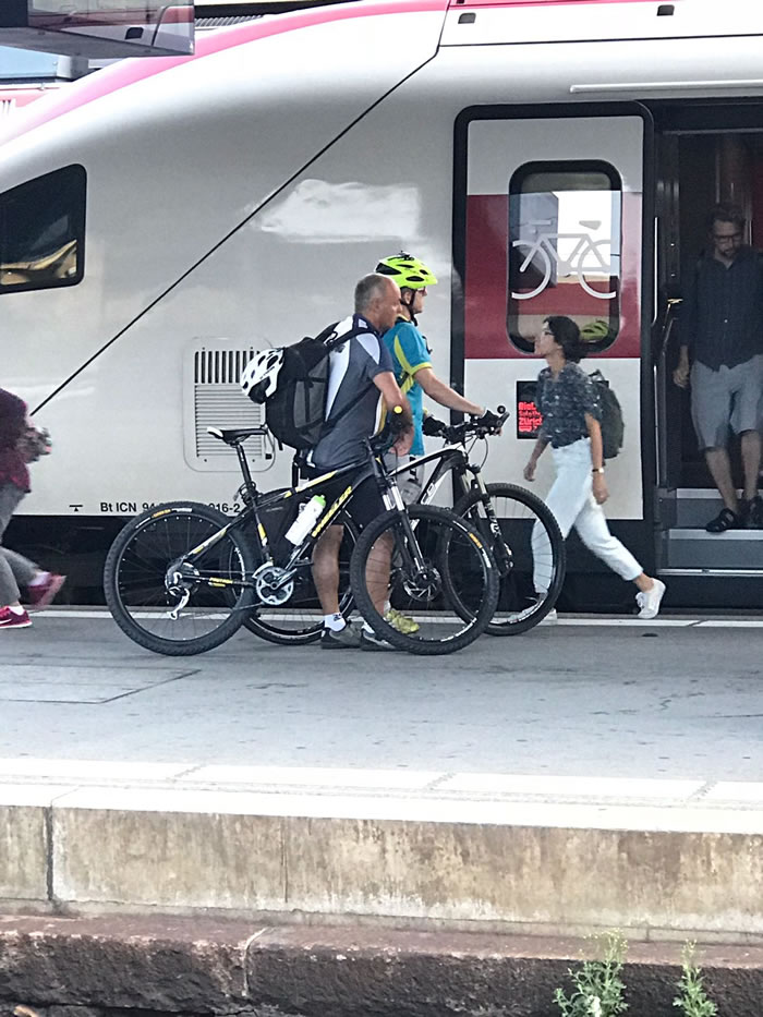 Léo et Daniel sur le quai de la gare de Neuchâtel